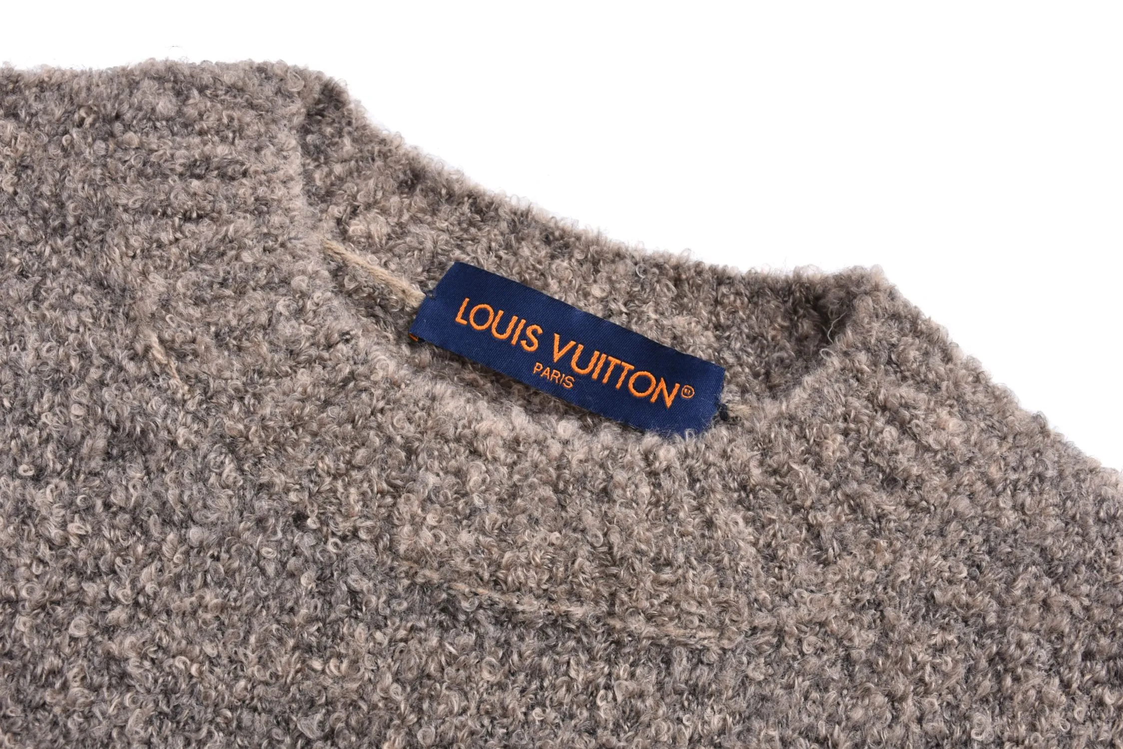 🅿️500 1v 23FW mirror logo intarsia sweater (gray brown), originally purchased for 10,900, new color in 23 years, custom-woven and dyed sheep wool 55%, yak hair 21% nylon 20% Spandex 4% wool loop yarn. The brown loop yarn has high elasticity and is different from the non-elastic version on the market. The special washing process is very soft and skin-friendly. It is a 3-needle knitting process. The thickness of each stitch of the intarsia at the clothing logo is consistent with the original version. The back logo is a mirror intarsia. The upper body is skin-friendly and versatile. Wear it in front of others. It is an autumn and winter item with strength. Size:S-M-L